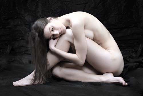 Mujer desnuda cuidando de su salud sexual