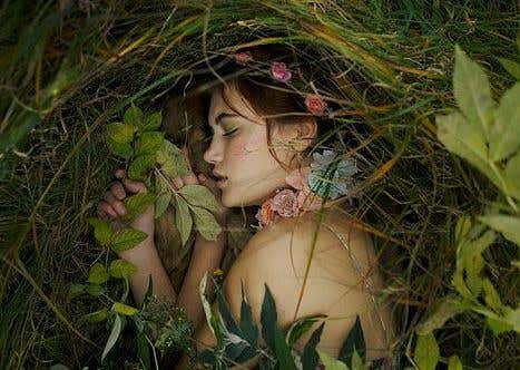 Mujer durmiendo entre arbustos