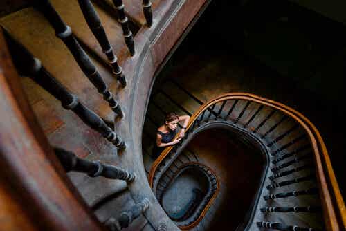 Mujer en una escalera en espiral