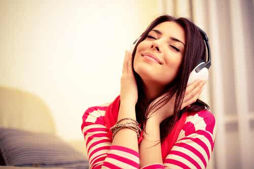 Mujer escuchando música con unos auriculares