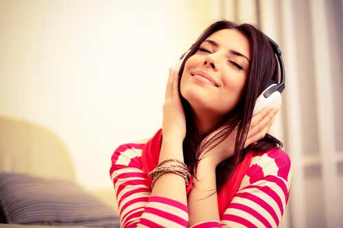 Mujer escuchando música con unos auriculares