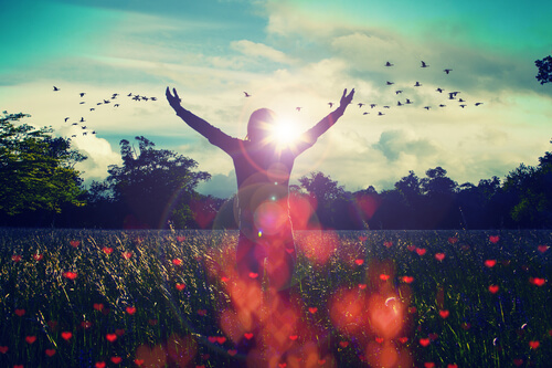 Gelukkige vrouw met open armen