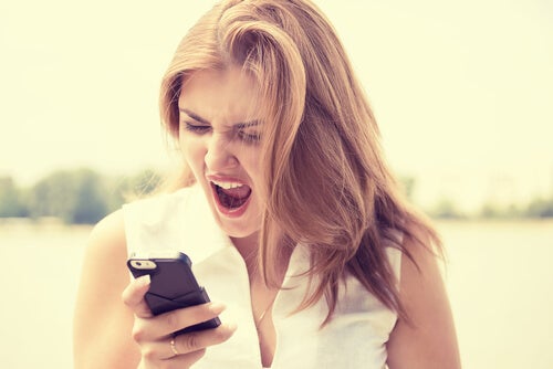 Mujer gritando a un móvil