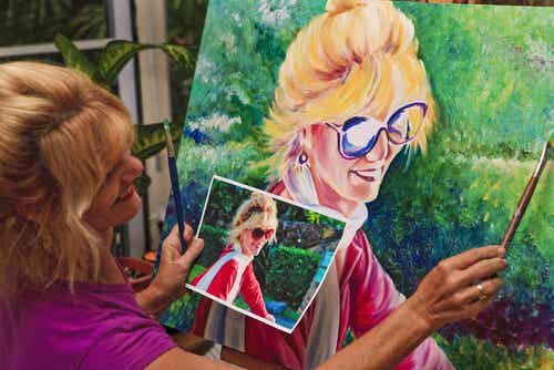 Mujer pintando un cuadro feliz