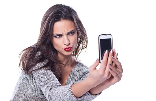 Mujer posando haciéndose un selfie