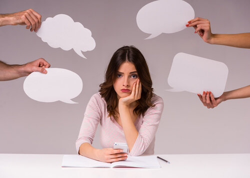 Mujer rodeada de bocadillos sin saber qué decidir