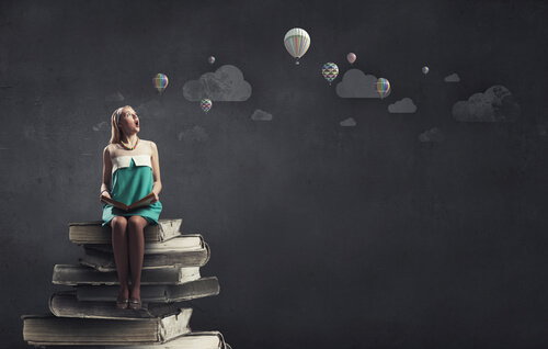 Mujer sentada leyendo un libro e imaginando