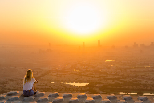 Mujer solitaria observando el amanecer