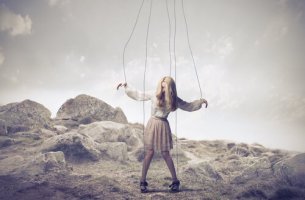 Mujer en forma de marioneta por manipulación emocional invisible