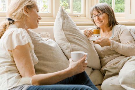 Mujeres hablando mientras toman café