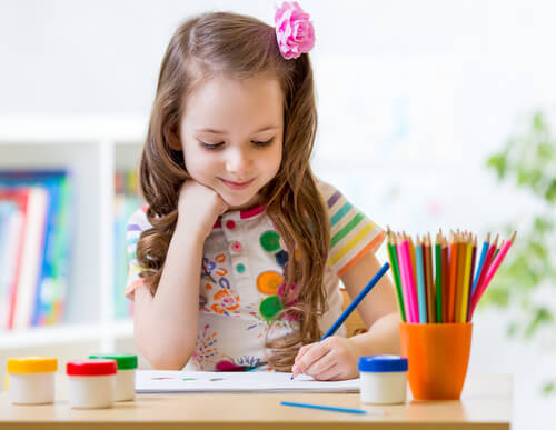 Niña coloreando un mandala