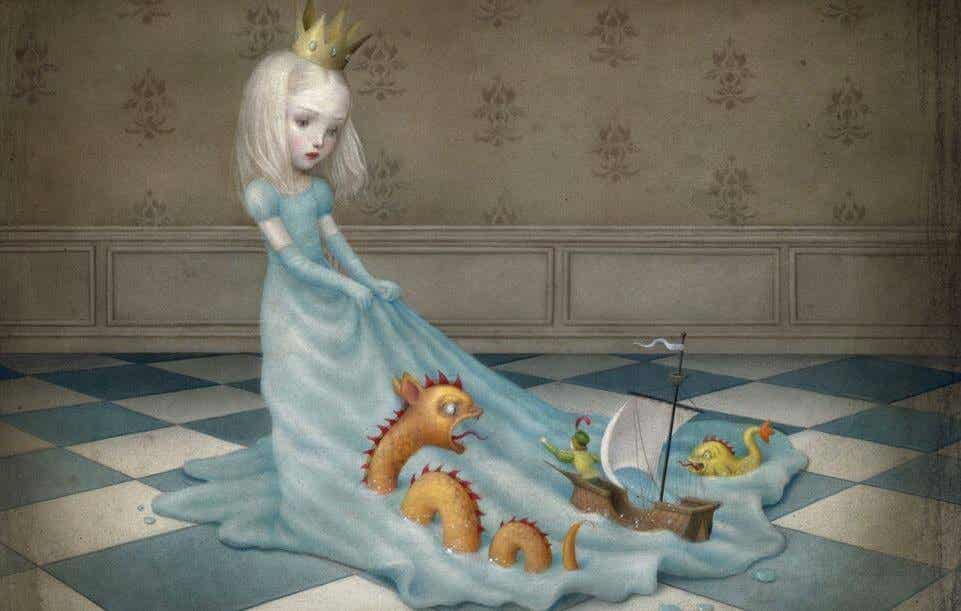 Niña con una corona de princesa arrastrando juguetes en su vestido