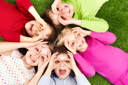 Niños jugando juntos tumbados fomentando el valor de la solidaridad