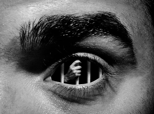 Ojo de una persona con una prisión en su interior