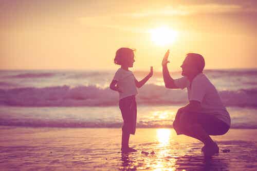 Padre jugando con su hijo en la playa