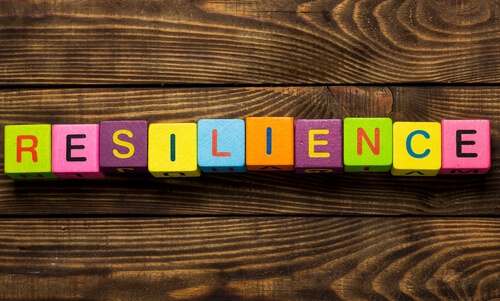 Palabra resiliencia en cubos de colores