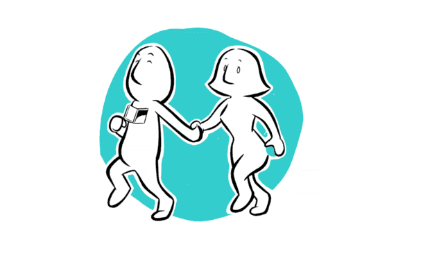 Pareja cogida de la mano paseando