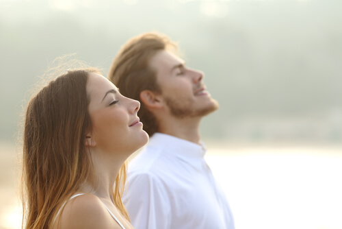 Pareja cogiendo aire para pensar en sus sueños