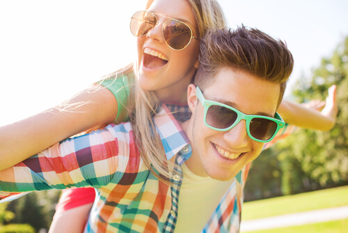 Pareja de adolescentes con gafas de sol