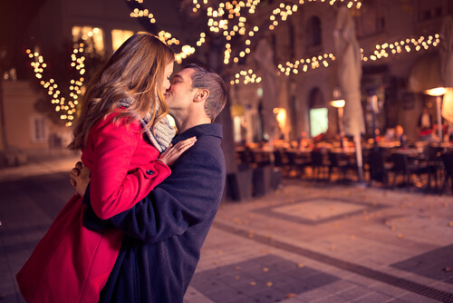 Pareja feliz besándose en la etapa de limerencia