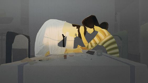 Pareja hablando en la mesa sobre sus problemas