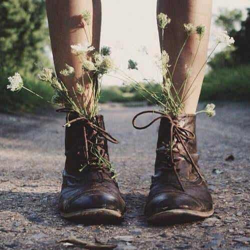 Piernas con botas llenas de flores