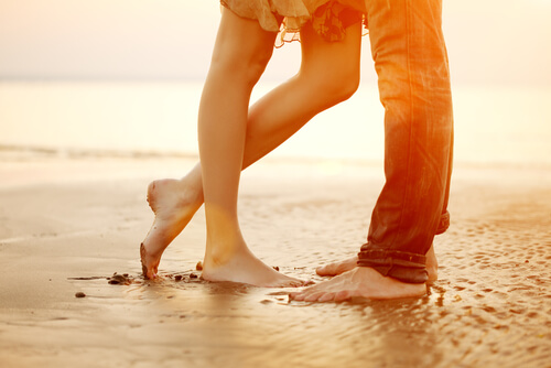 Pies de una pareja en la playa