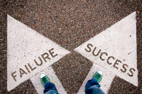 Pies pisando las flechas del éxito y del fracaso