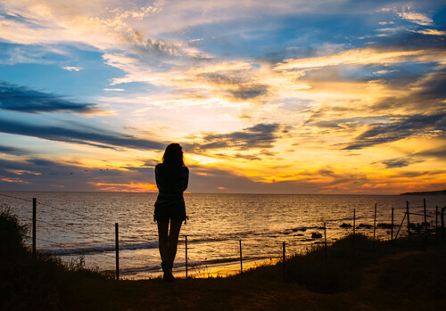 Silueta de mujer frente al mar