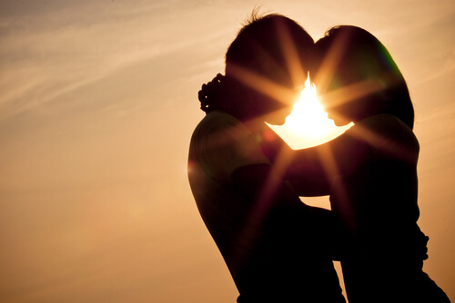 Silueta de una pareja al atardecer