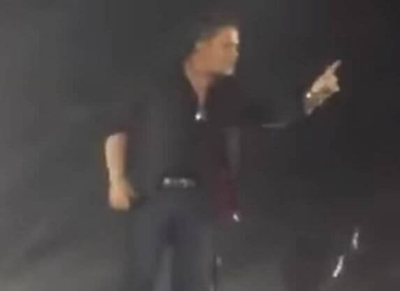 Alejandro Sanz recriminando la actitud violenta de un hombre hacia una mujer en el público