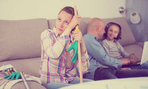 ama de casa agobiada con su familia