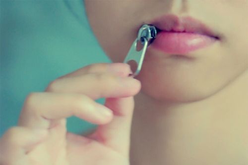 chica con cremallera en la boca