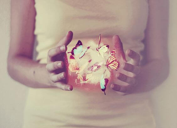 fille avec des papillons dans les mains