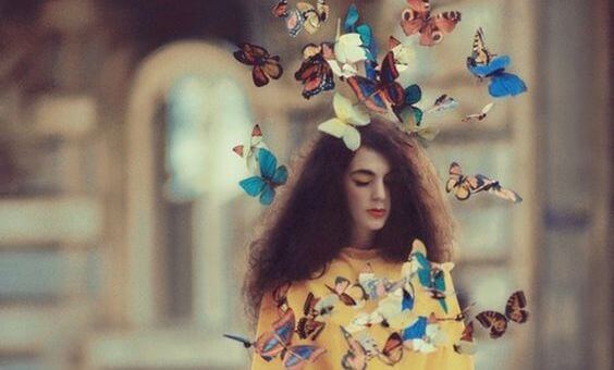 mujer con mariposas