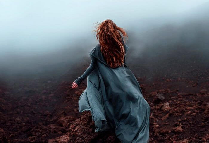 mujer corriendo con un vestido azul