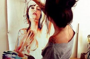 chica pintando