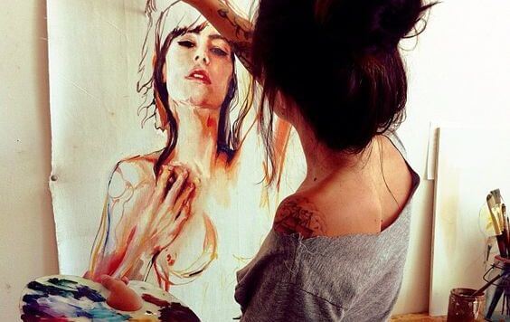 chica pintando