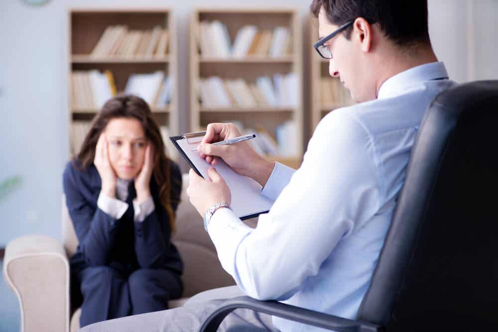 Psicoterapeuta siguiendo el código deontológico en la consulta
