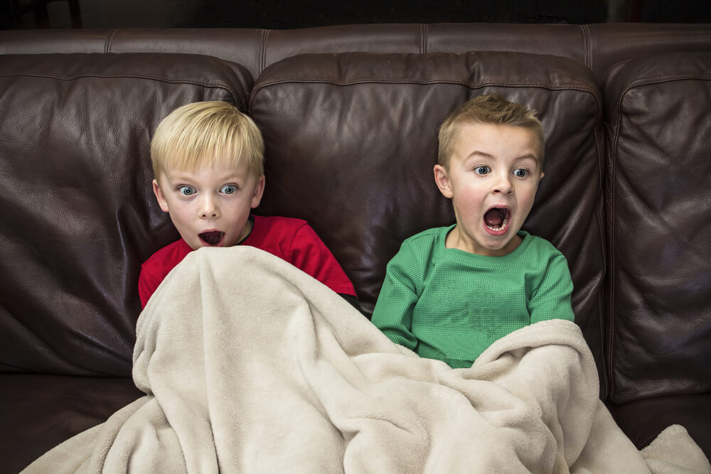Hermanos viendo una película de violencia