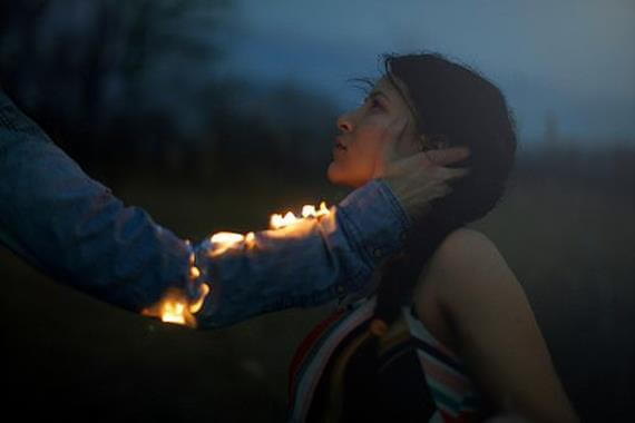 hombre con fuego en el brazo deseando aprender a ser paciente