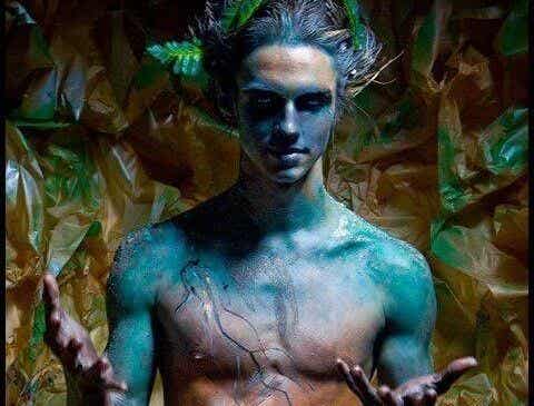 hombre fantasía con piel azul representando a un estafador