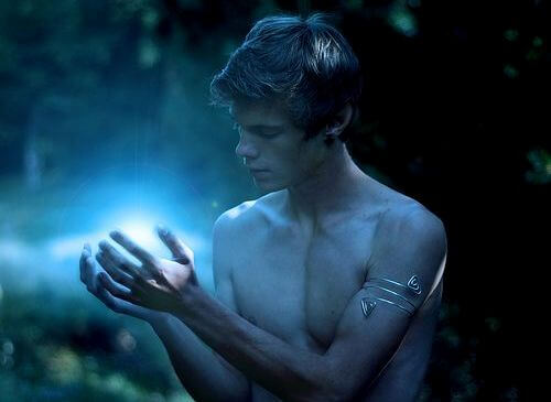 homem com luz nas mãos