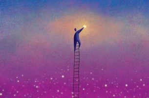 hombre subido a una escalera manteniendo el equilibrio