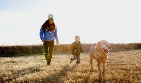 madre e hijo con su perro