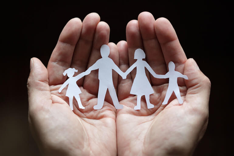 manos con familia de papel