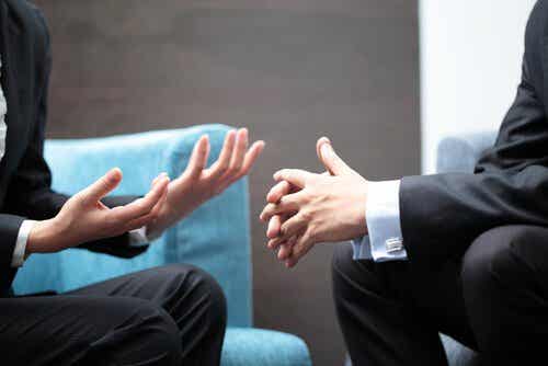 manos de dos personas hablando representando la importancia de expresarte bien