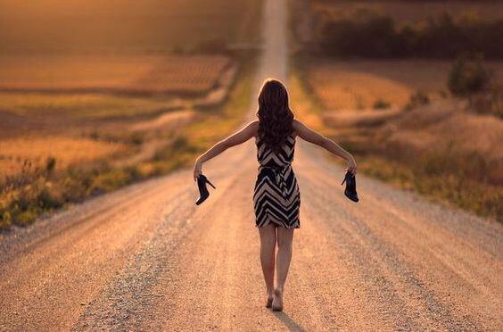 mujer andando sin zapatos