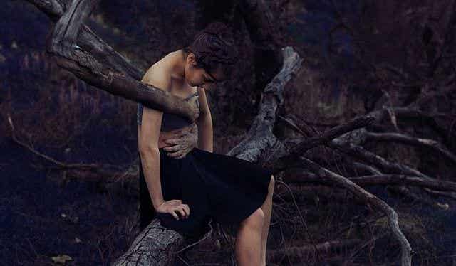 mujer atrapada por un árbol sufriendo por sus heridas