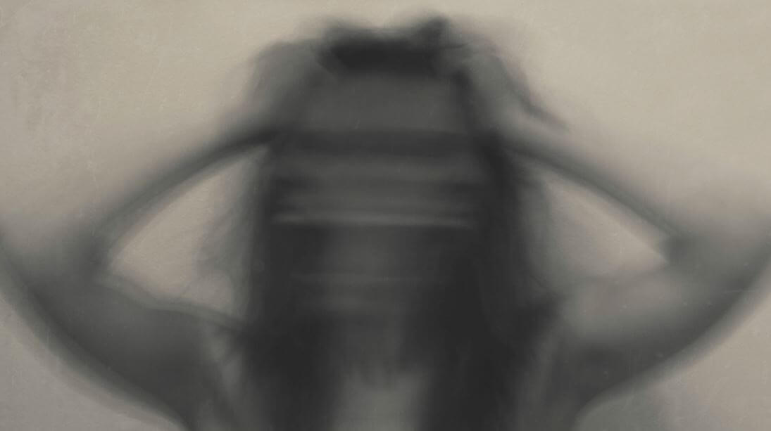 Mujer borrosa con ansiedad por efecto de la burundanga